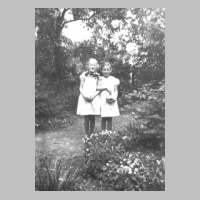 086-0117 Waltraud Herbstreit und Irmgard Nelson im Blumengarten bei Herbstreits.JPG